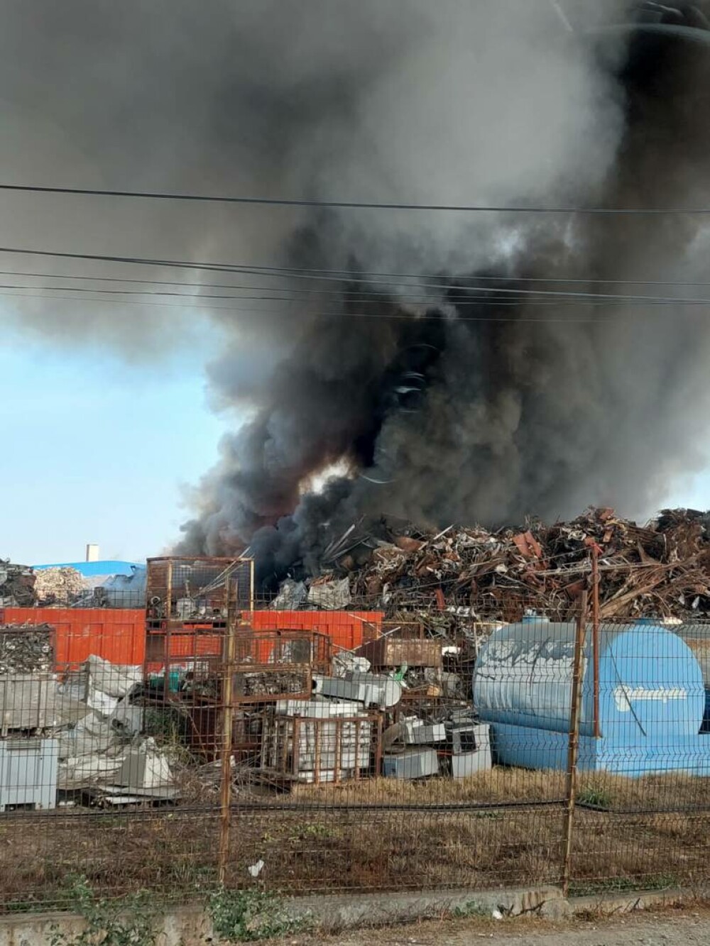 Incendiul major de lângă București, de la un centru de colectare deșeuri, a fost stins după o zi - Imaginea 5