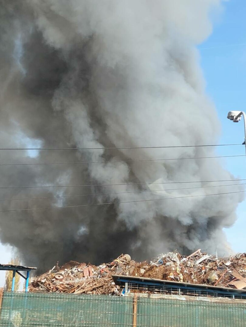 Incendiul major de lângă București, de la un centru de colectare deșeuri, a fost stins după o zi - Imaginea 6