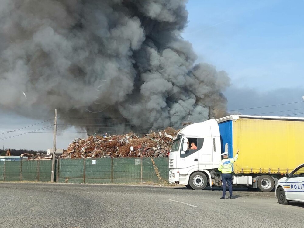 Incendiul major de lângă București, de la un centru de colectare deșeuri, a fost stins după o zi - Imaginea 7