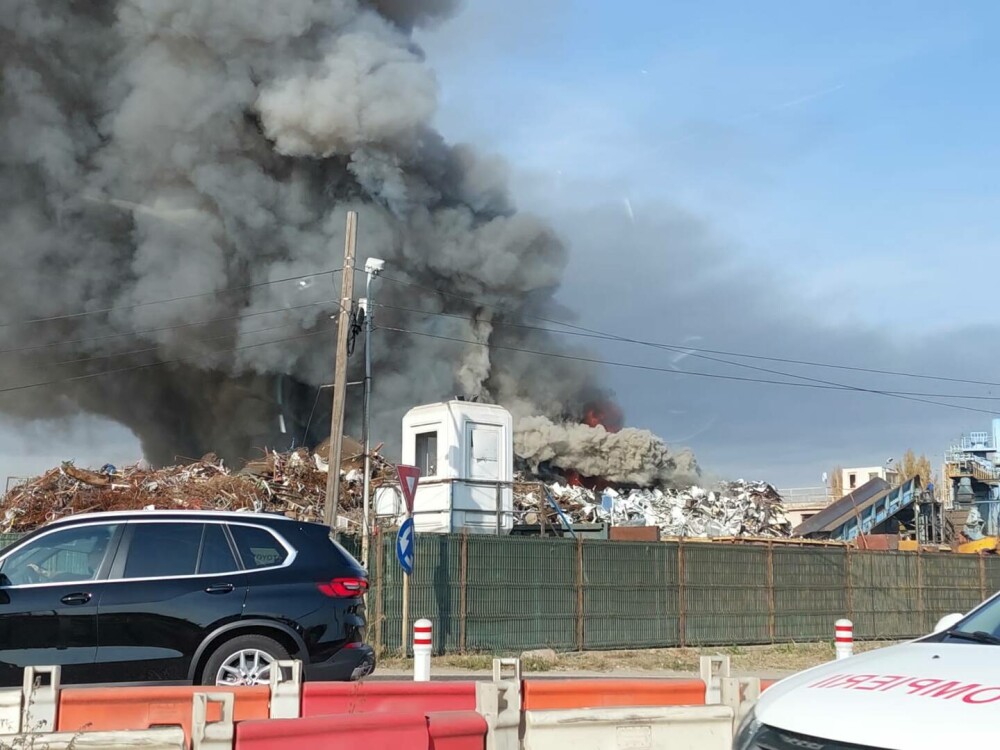 Incendiul major de lângă București, de la un centru de colectare deșeuri, a fost stins după o zi - Imaginea 8