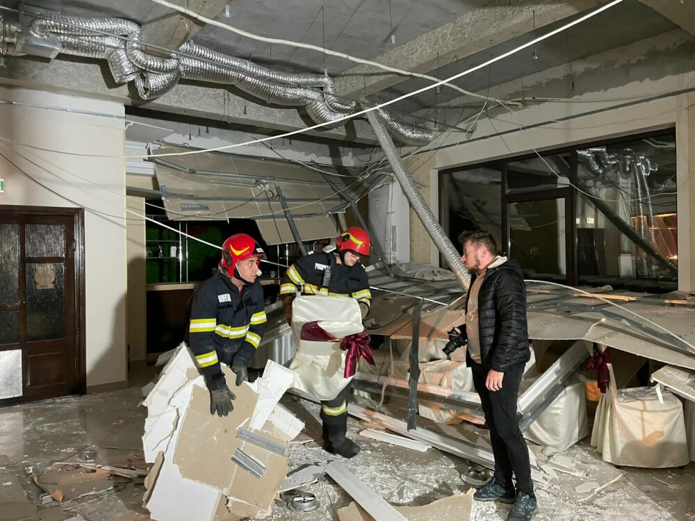 Tavan fals, prăbușit într-un restaurant din Brăila. A fost activat activat planul roșu de intervenție | FOTO - Imaginea 2
