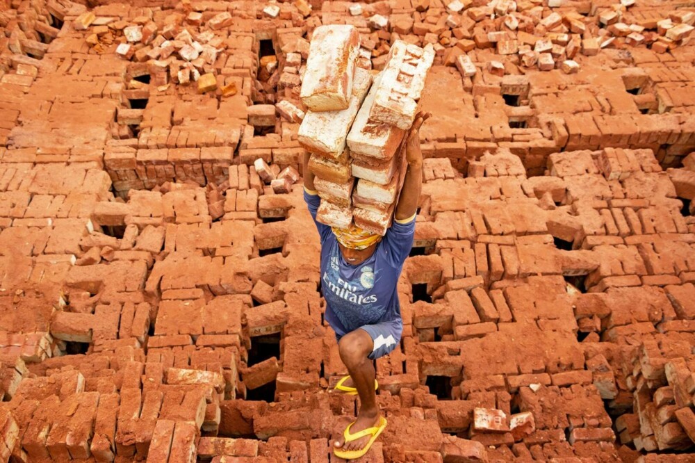 Imagini unice cu câmpurile de cărămidă din Bangladesh. Muncitorii cară câte 20 de kilograme pe cap. GALERIE FOTO - Imaginea 13