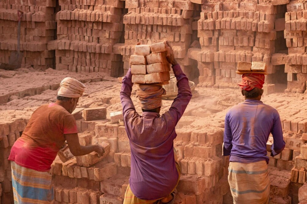 Imagini unice cu câmpurile de cărămidă din Bangladesh. Muncitorii cară câte 20 de kilograme pe cap. GALERIE FOTO - Imaginea 1