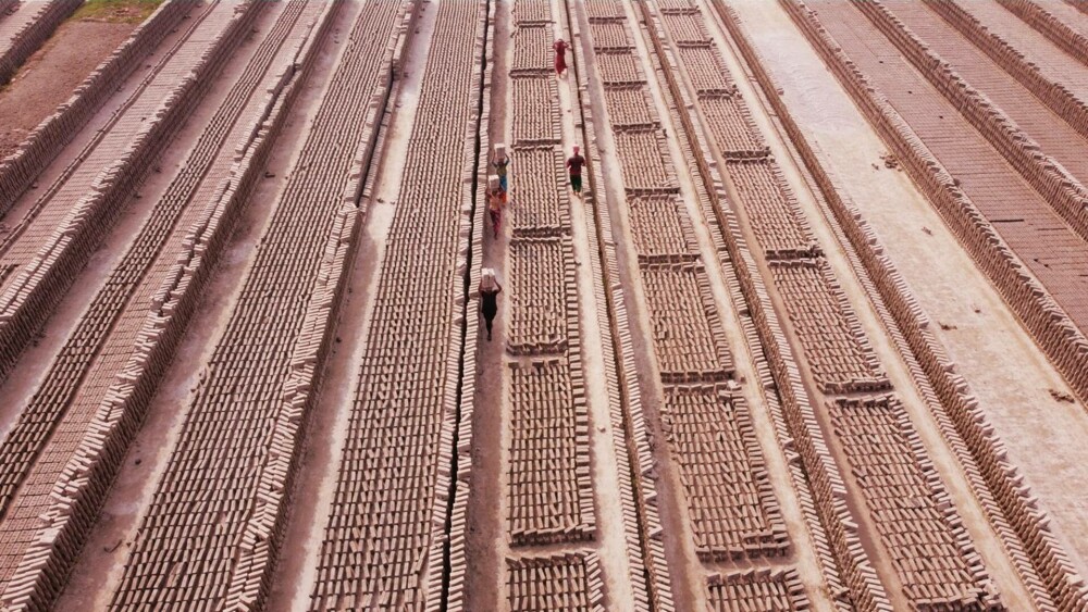Imagini unice cu câmpurile de cărămidă din Bangladesh. Muncitorii cară câte 20 de kilograme pe cap. GALERIE FOTO - Imaginea 17