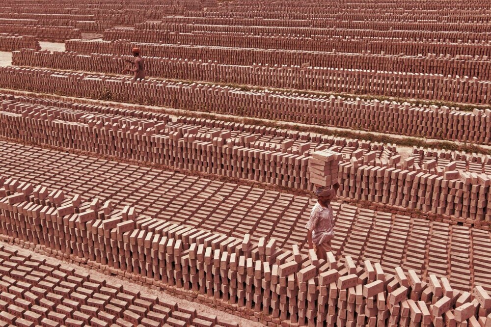 Imagini unice cu câmpurile de cărămidă din Bangladesh. Muncitorii cară câte 20 de kilograme pe cap. GALERIE FOTO - Imaginea 16