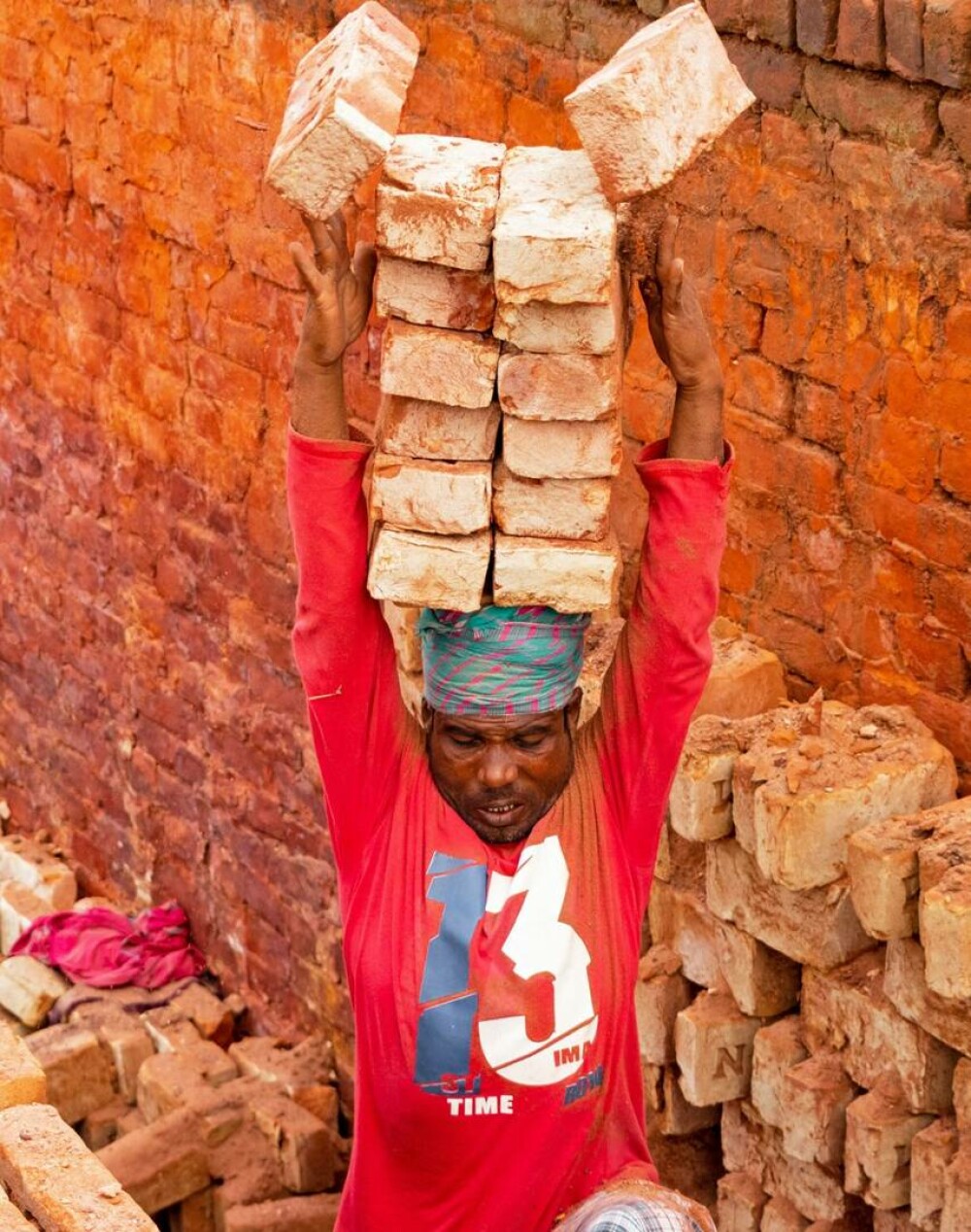 Imagini unice cu câmpurile de cărămidă din Bangladesh. Muncitorii cară câte 20 de kilograme pe cap. GALERIE FOTO - Imaginea 11