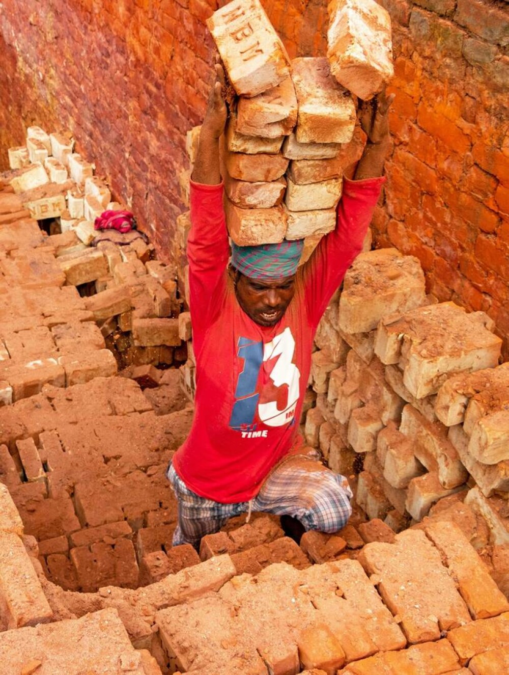 Imagini unice cu câmpurile de cărămidă din Bangladesh. Muncitorii cară câte 20 de kilograme pe cap. GALERIE FOTO - Imaginea 10