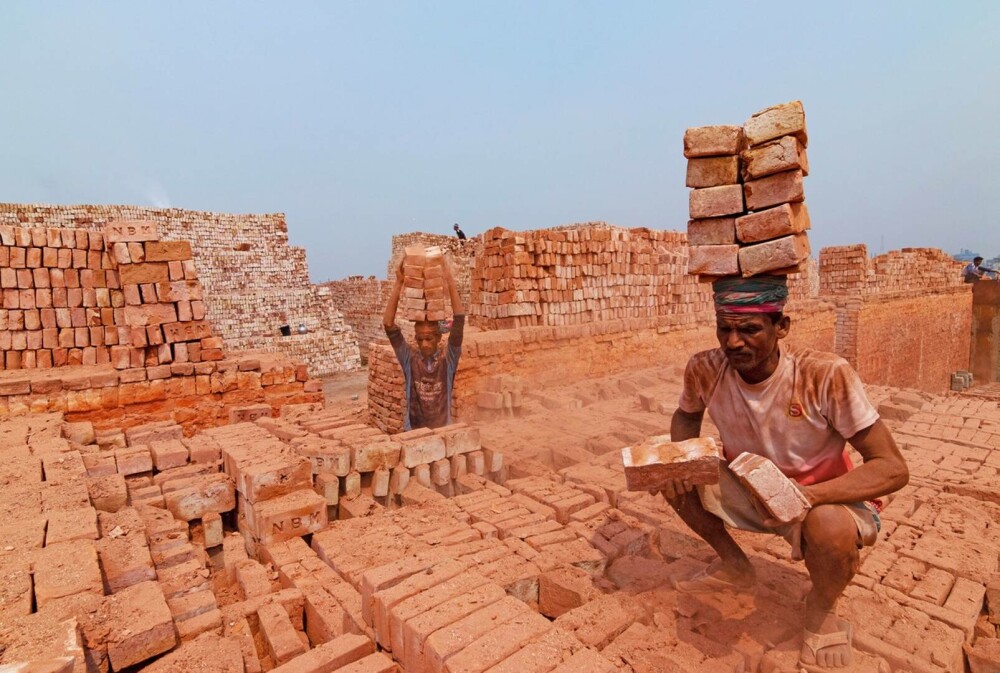Imagini unice cu câmpurile de cărămidă din Bangladesh. Muncitorii cară câte 20 de kilograme pe cap. GALERIE FOTO - Imaginea 9