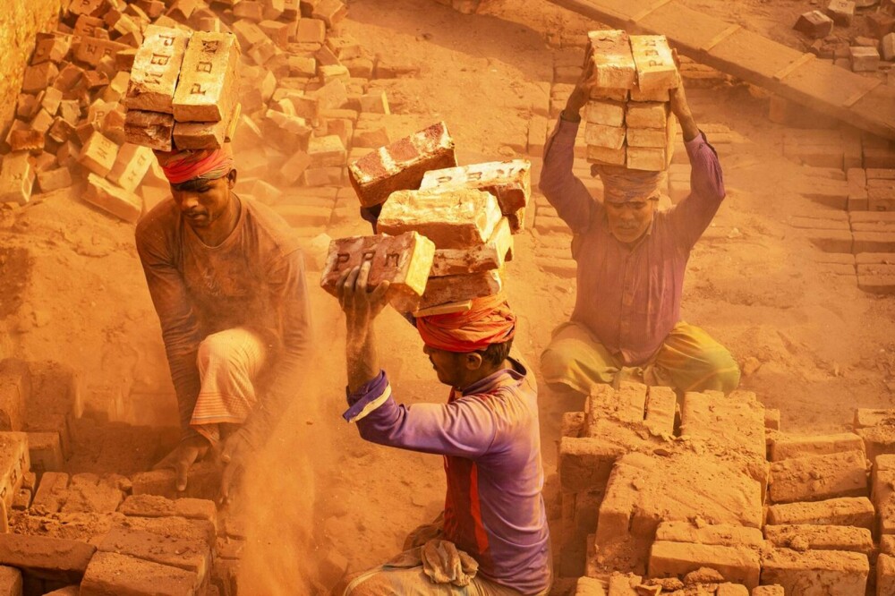 Imagini unice cu câmpurile de cărămidă din Bangladesh. Muncitorii cară câte 20 de kilograme pe cap. GALERIE FOTO - Imaginea 8