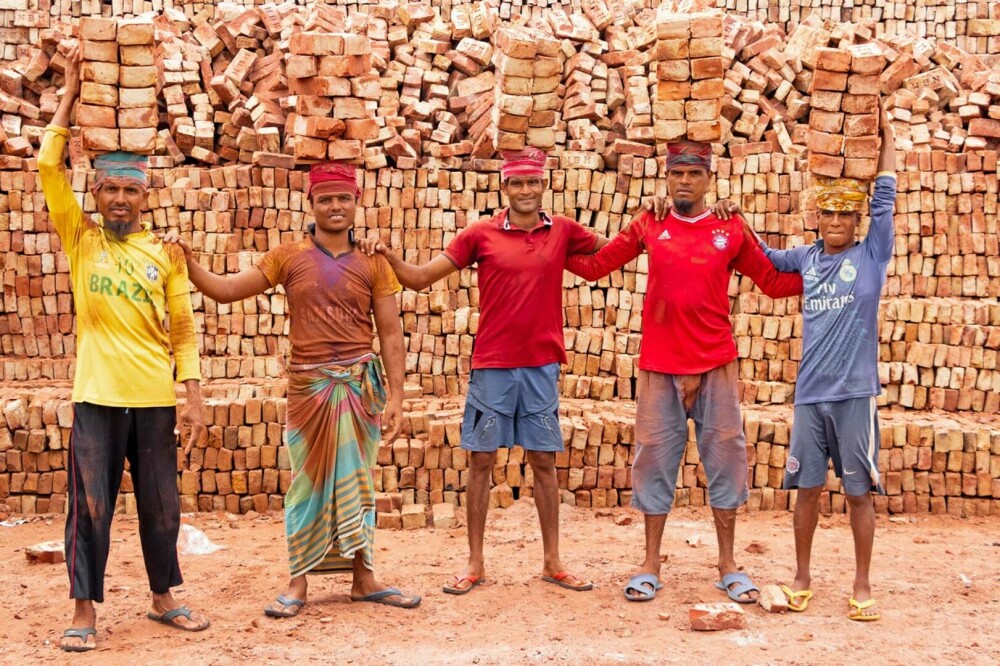 Imagini unice cu câmpurile de cărămidă din Bangladesh. Muncitorii cară câte 20 de kilograme pe cap. GALERIE FOTO - Imaginea 15