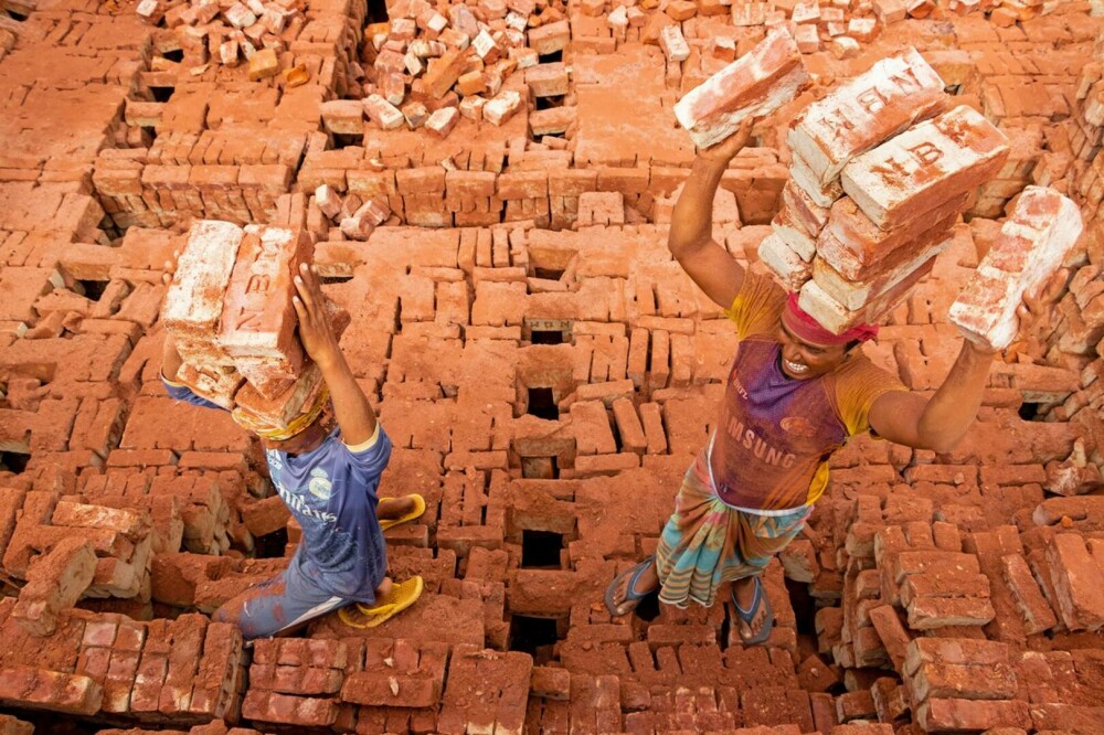 Imagini unice cu câmpurile de cărămidă din Bangladesh. Muncitorii cară câte 20 de kilograme pe cap. GALERIE FOTO - Imaginea 7