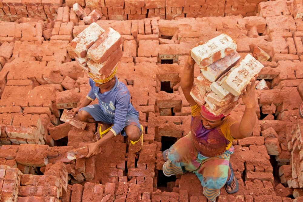 Imagini unice cu câmpurile de cărămidă din Bangladesh. Muncitorii cară câte 20 de kilograme pe cap. GALERIE FOTO - Imaginea 6