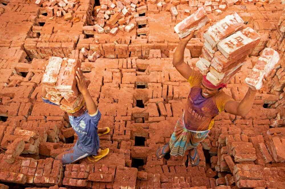 Imagini unice cu câmpurile de cărămidă din Bangladesh. Muncitorii cară câte 20 de kilograme pe cap. GALERIE FOTO - Imaginea 5