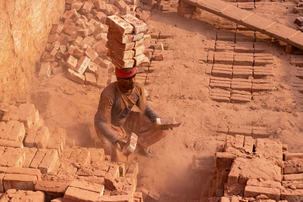 Imagini unice cu câmpurile de cărămidă din Bangladesh. Muncitorii cară câte 20 de kilograme pe cap. GALERIE FOTO - Imaginea 14