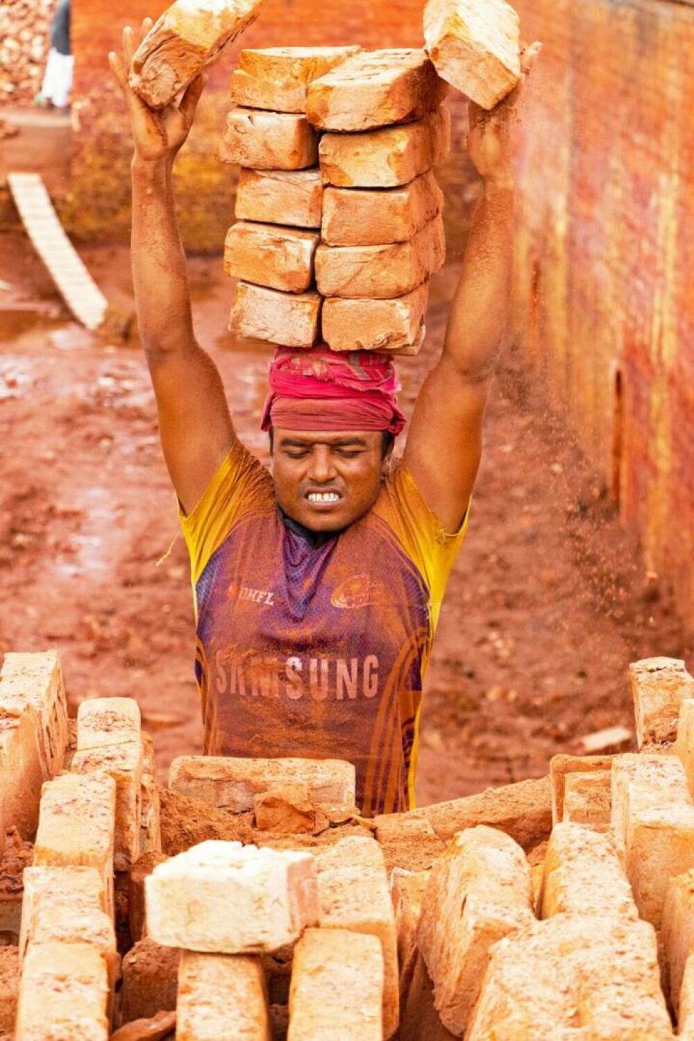Imagini unice cu câmpurile de cărămidă din Bangladesh. Muncitorii cară câte 20 de kilograme pe cap. GALERIE FOTO - Imaginea 4