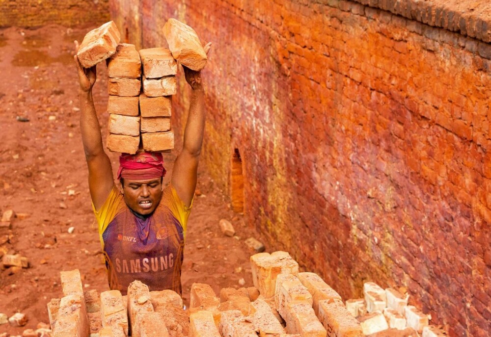 Imagini unice cu câmpurile de cărămidă din Bangladesh. Muncitorii cară câte 20 de kilograme pe cap. GALERIE FOTO - Imaginea 3