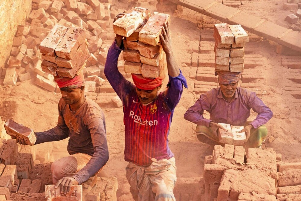 Imagini unice cu câmpurile de cărămidă din Bangladesh. Muncitorii cară câte 20 de kilograme pe cap. GALERIE FOTO - Imaginea 2