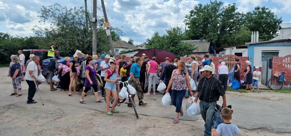 Imagini dramatice surprinse în Ucraina. Voluntarii români și străini duc mâncare civililor printre ruine și explozii | VIDEO - Imaginea 8