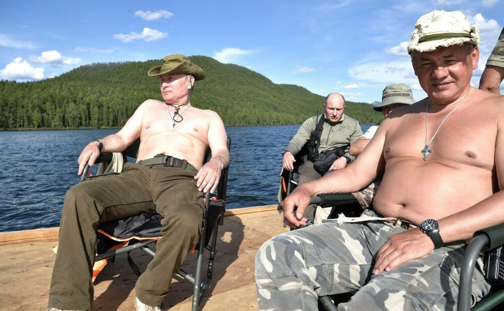 Putin, ironizat pe rețelele de socializare. A purtat pantofi cu toc în timp ce a pozat alături de un grup de studenți - Imaginea 3