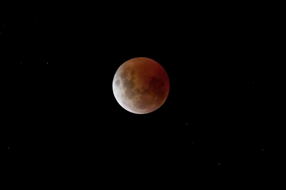 Imagini spectaculoase cu eclipsa totală de Lună | GALERIE FOTO - Imaginea 4