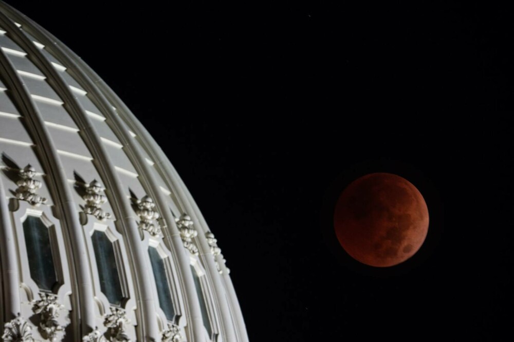 Imagini spectaculoase cu eclipsa totală de Lună | GALERIE FOTO - Imaginea 8