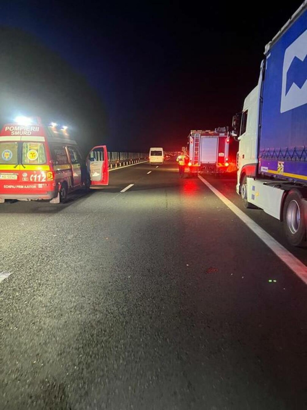 Accident între un microbuz de transport persoane şi un TIR, pe autostrada A1, în Arad - Imaginea 1