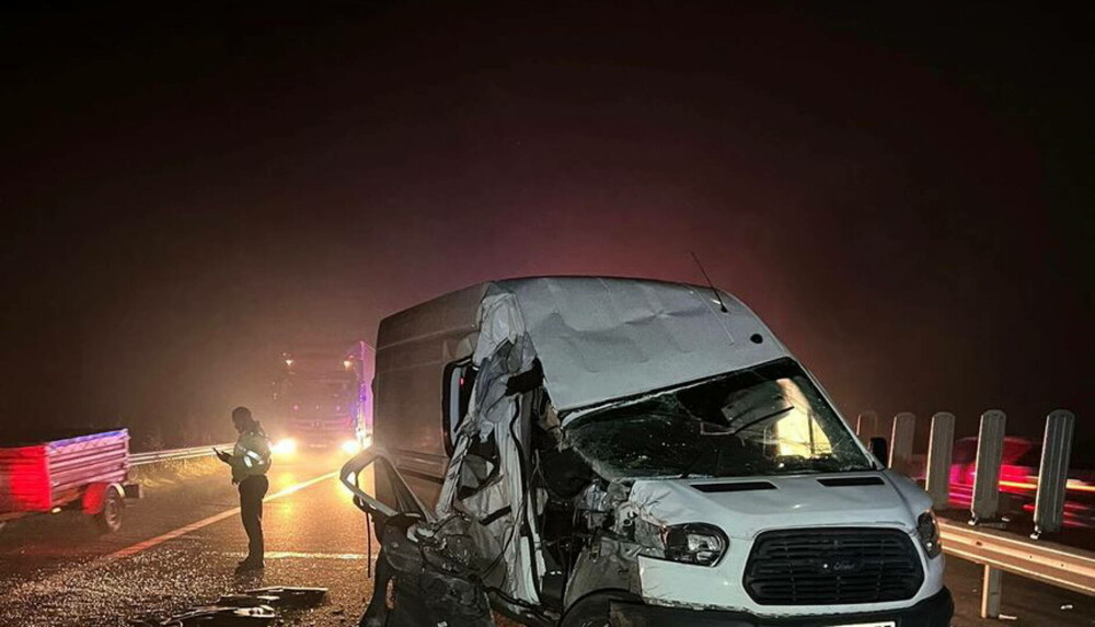 Accident între un microbuz de transport persoane şi un TIR, pe autostrada A1, în Arad - Imaginea 2