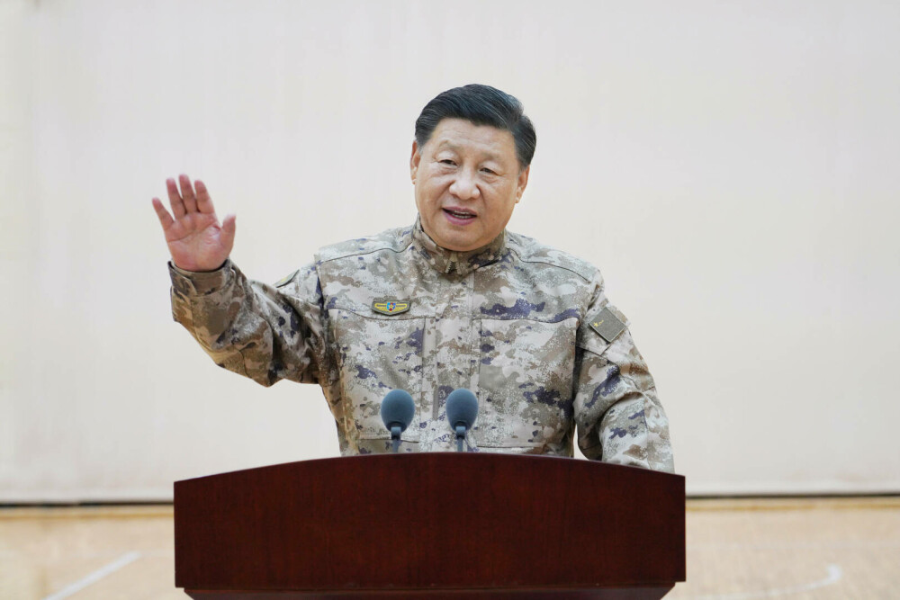Președintele Xi Jinping s-a îmbrăcat în haine militare pentru a anunța că țara sa face pregătiri de război - Imaginea 1