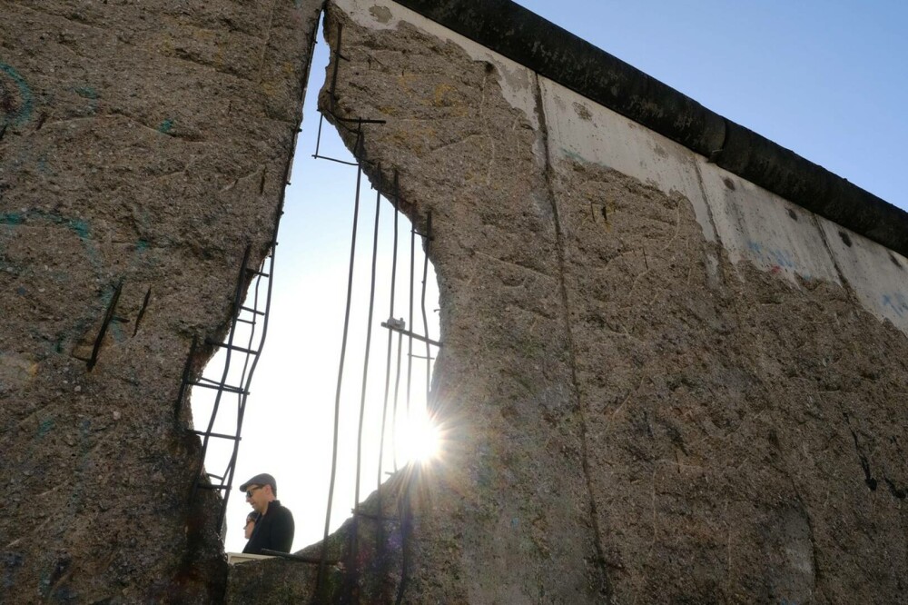 33 de ani de la căderea Zidului Berlinului. Simbolul divizării Germaniei, în cifre. GALERIE FOTO - Imaginea 5
