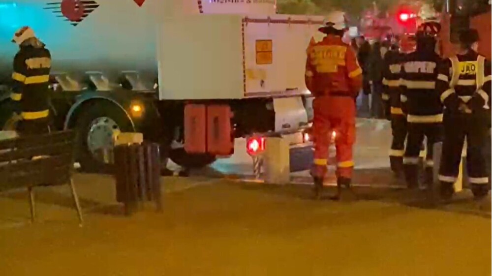 Un pieton a murit prins sub roțile unei cisterne, în zona Lujerului din București. VIDEO - Imaginea 4