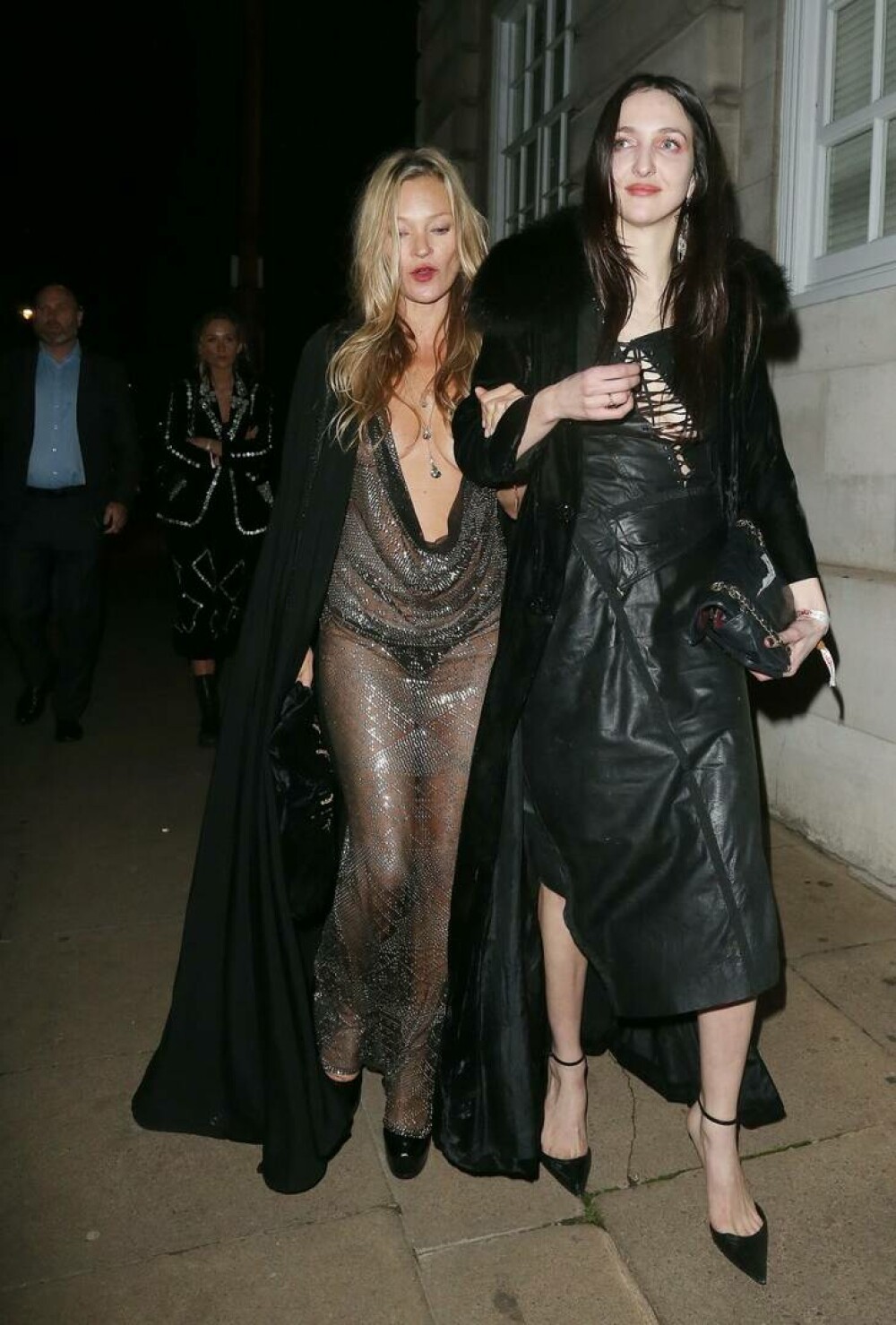 Kate Moss, cu sânii la vedere pe stradă. Supermodelul a avut un accident vestimentar cu rochia extrem de decoltată. FOTO - Imaginea 9