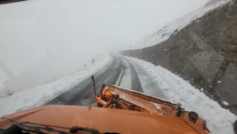 Imagini cu deszăpezirea de pe Transfăgărășan. Cât măsoară stratul de zăpadă FOTO, VIDEO - Imaginea 1