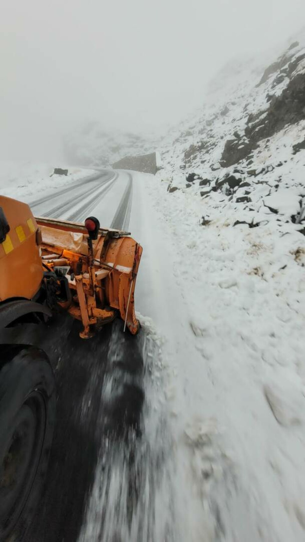 Imagini cu deszăpezirea de pe Transfăgărășan. Cât măsoară stratul de zăpadă FOTO, VIDEO - Imaginea 2
