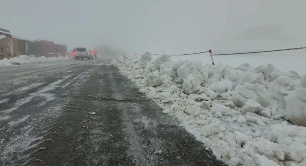 Imagini cu deszăpezirea de pe Transfăgărășan. Cât măsoară stratul de zăpadă FOTO, VIDEO - Imaginea 3