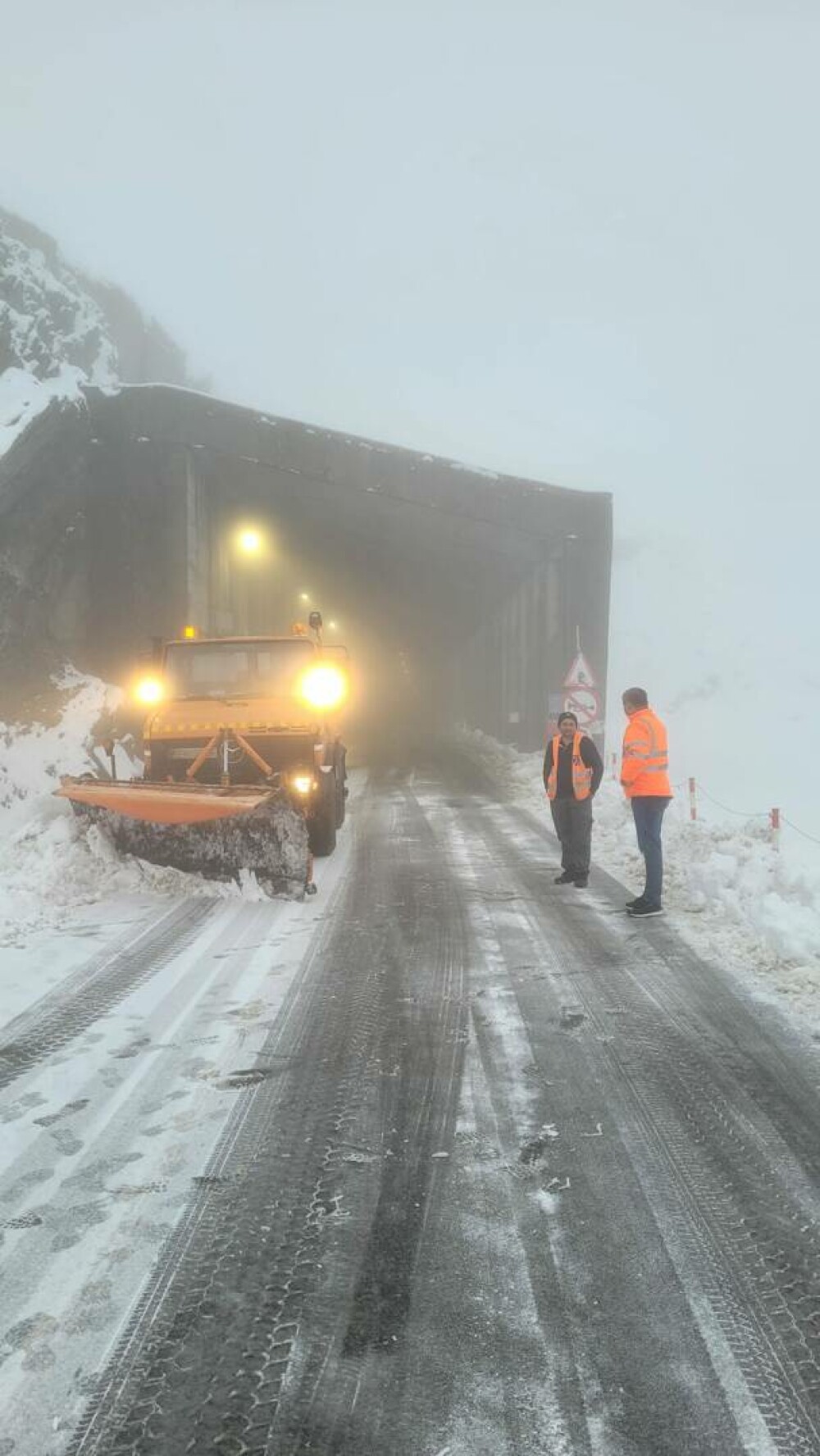 Imagini cu deszăpezirea de pe Transfăgărășan. Cât măsoară stratul de zăpadă FOTO, VIDEO - Imaginea 4