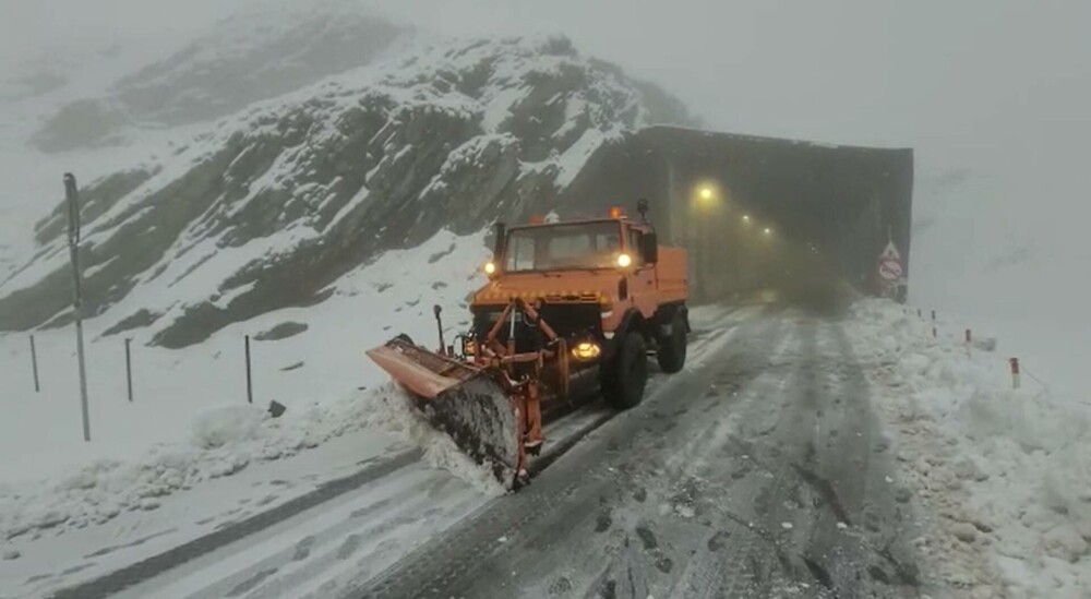 Imagini cu deszăpezirea de pe Transfăgărășan. Cât măsoară stratul de zăpadă FOTO, VIDEO - Imaginea 5