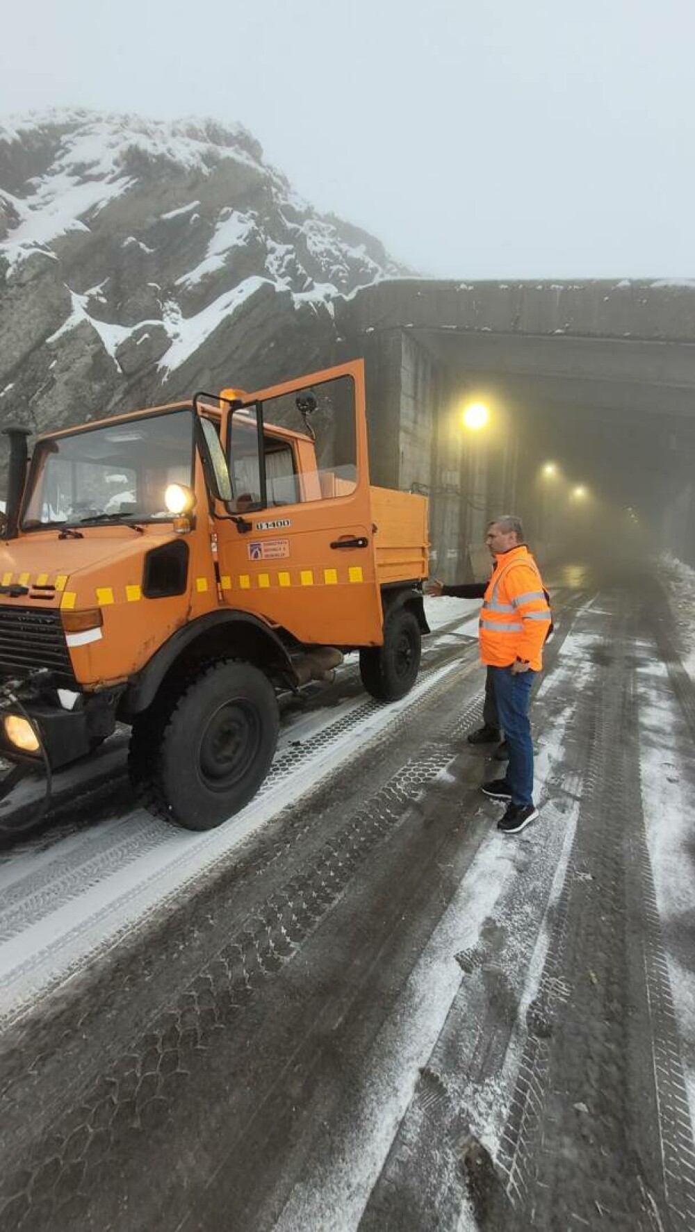 Imagini cu deszăpezirea de pe Transfăgărășan. Cât măsoară stratul de zăpadă FOTO, VIDEO - Imaginea 6