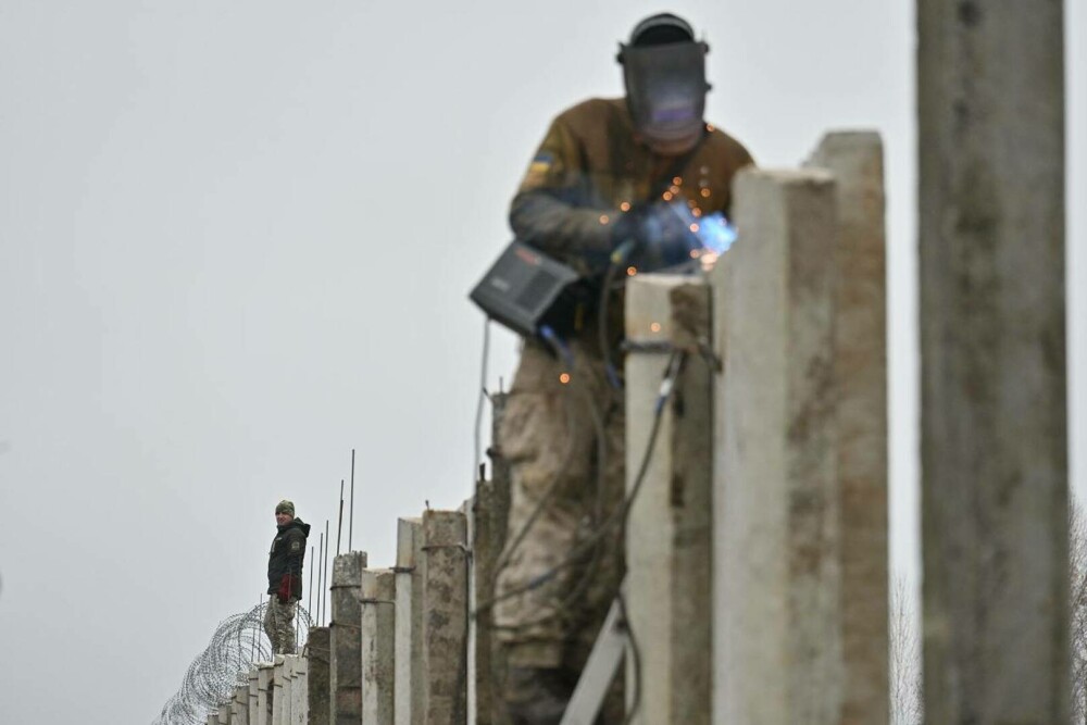 Ucraina construiește un zid de-a lungul graniței cu Belarus. GALERIE FOTO - Imaginea 2