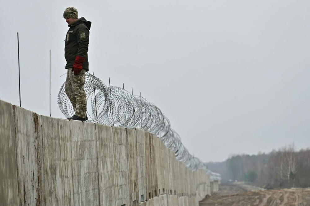Ucraina construiește un zid de-a lungul graniței cu Belarus. GALERIE FOTO - Imaginea 9