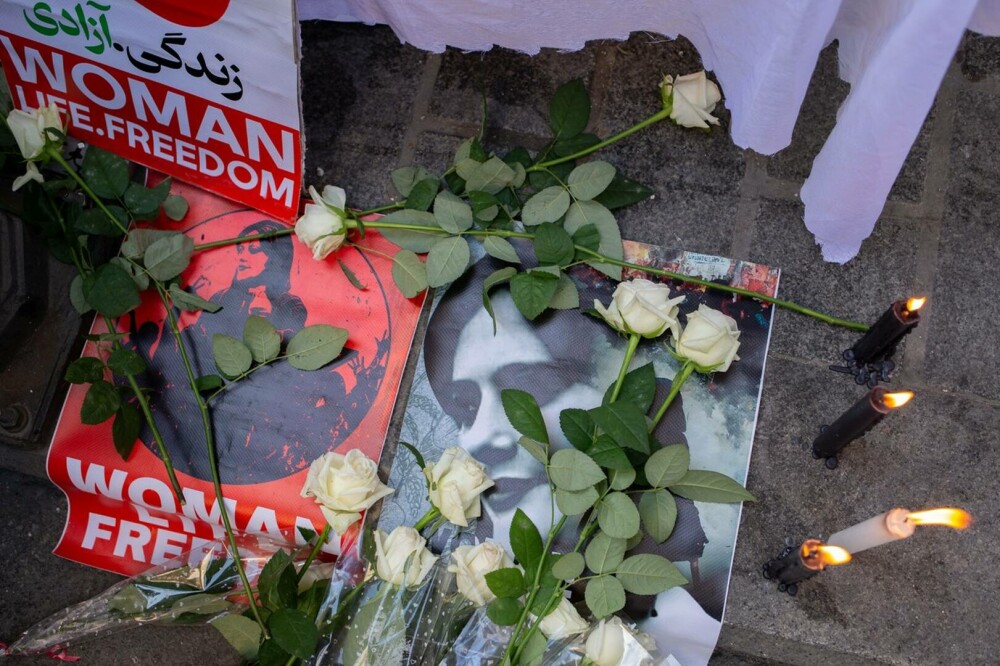 Mii de oameni din Iran riscă pedeapsa cu moartea în urma protestelor după moartea Mahsei Amini - Imaginea 13
