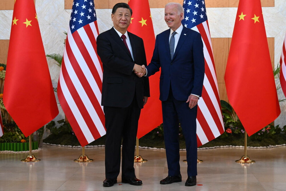 Prima întrevedere față în față, Joe Biden și Xi Jinping. Cei doi lideri au dat mâna, pe fondul tensiunilor din Taiwan - Imaginea 1