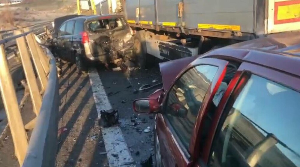 Carambol cu 12 autovehicule pe autostrada A3. Mașinile au fost distruse în impact - Imaginea 4