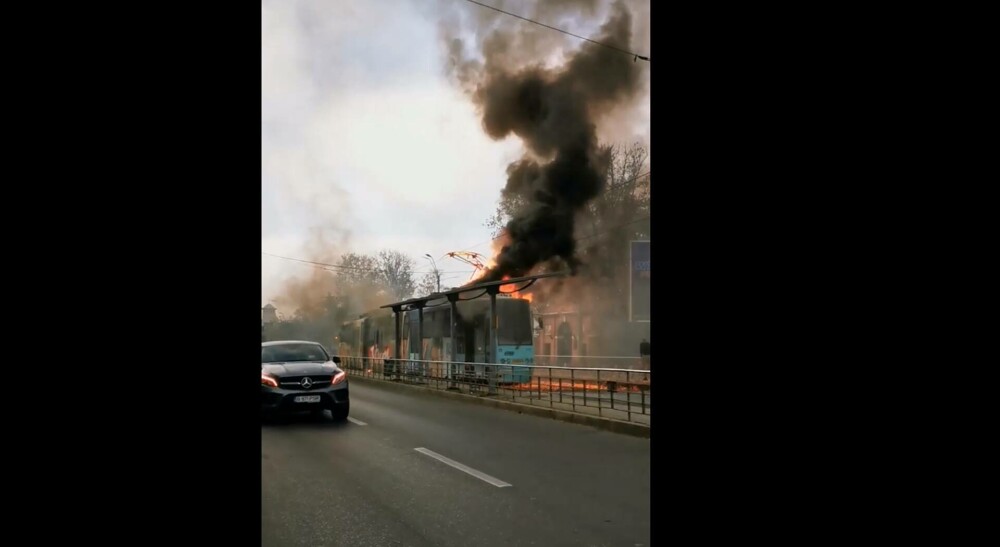 VIDEO. Un tramvai a luat foc în București. Trei autospeciale de stingere au intervenit la fața locului - Imaginea 1