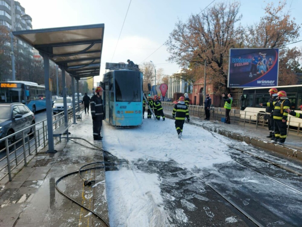 VIDEO. Un tramvai a luat foc în București. Trei autospeciale de stingere au intervenit la fața locului - Imaginea 2