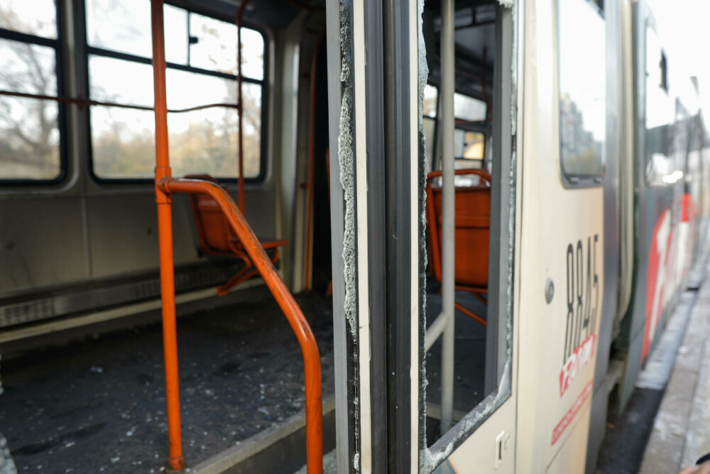 VIDEO. Un tramvai a luat foc în București. Trei autospeciale de stingere au intervenit la fața locului - Imaginea 9