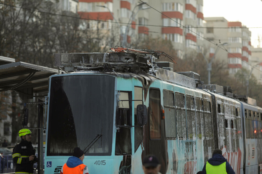 VIDEO. Un tramvai a luat foc în București. Trei autospeciale de stingere au intervenit la fața locului - Imaginea 8