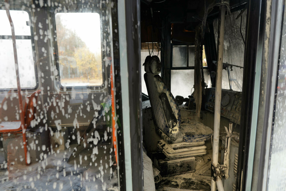 VIDEO. Un tramvai a luat foc în București. Trei autospeciale de stingere au intervenit la fața locului - Imaginea 4