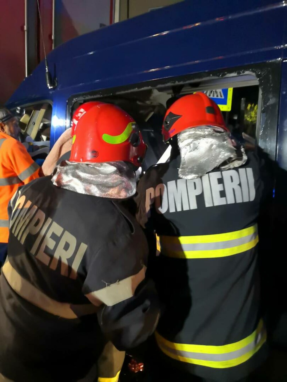 Accident pe DN7, în Râmnicu Vâlcea. Toți pasagerii au rămas încarcerați GALERIE FOTO - Imaginea 1