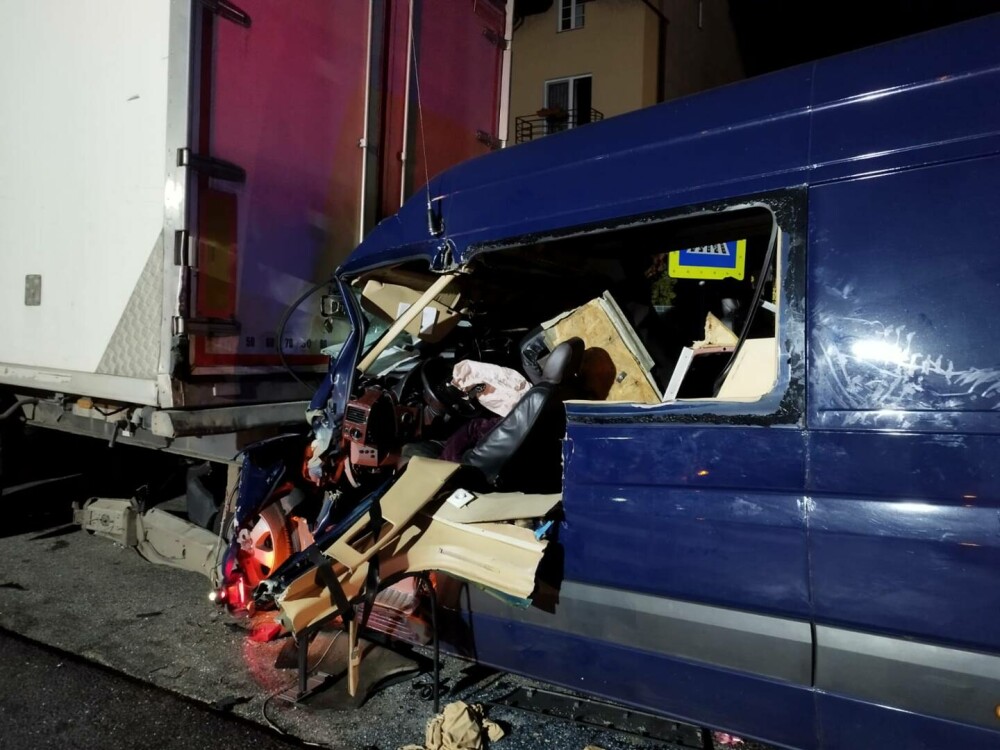 Accident pe DN7, în Râmnicu Vâlcea. Toți pasagerii au rămas încarcerați GALERIE FOTO - Imaginea 4