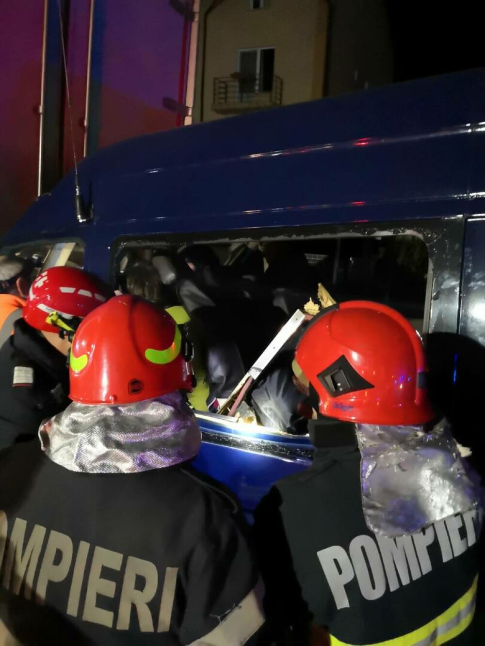 Accident pe DN7, în Râmnicu Vâlcea. Toți pasagerii au rămas încarcerați GALERIE FOTO - Imaginea 7